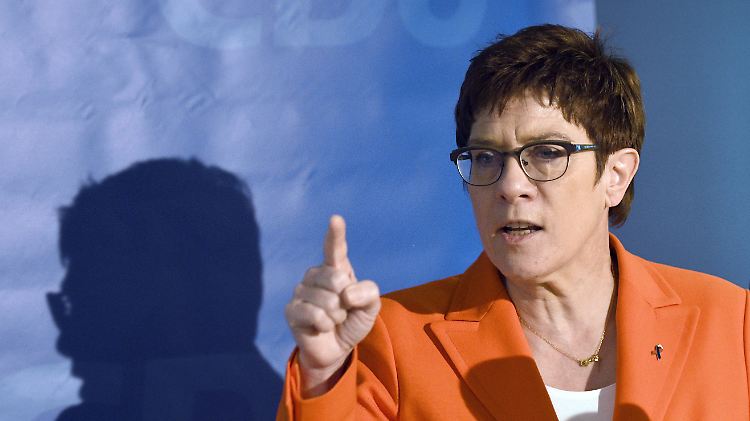 Annegret Kramp-Karrenbauer nennt die steigende Zahl von Angriffen "besorgniserregend".