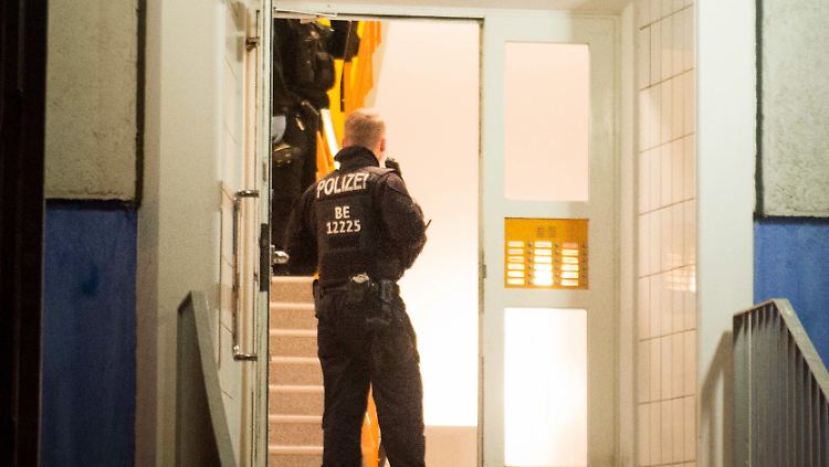 Bei den Razzien wurden bei den Verdächtigen unter anderem Waffen und Datenträger gefunden.