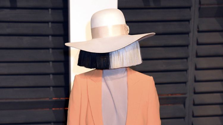 Zeigt sich in der Öffentlichkeit meist nur mit extravaganten Perrücken und Outfits: Sängerin Sia.