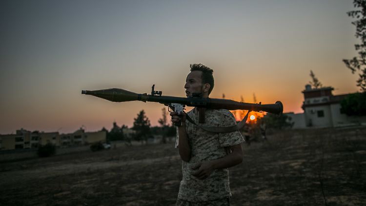 Truppen der international anerkannten Regierung kämpfen gegen die des abtrünnigen Generals Haftar.