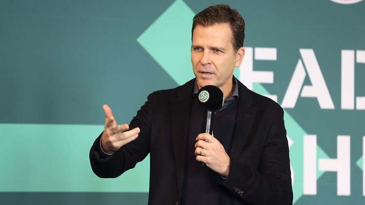 Schlechte Karten für Nationaltrainer: DFB-Direktor Oliver Bierhoff findet die Vorbereitungszeit auf die WM 2022 zu kurz.