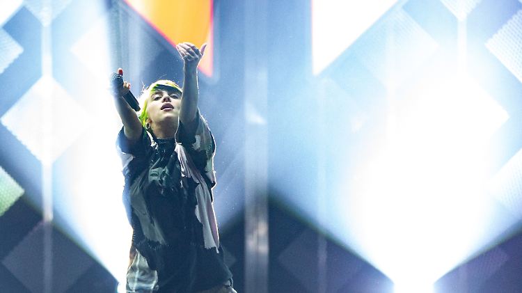 Die erst 18-jährige Billie Eilish soll den Titelsong singen.