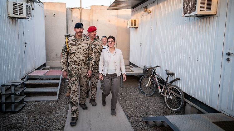 Bis vor kurzem war in Tadschi auch die Bundeswehr stationiert - im August 2019 besuchte Verteidigungsministerin Kramp-Karrenbauer dort die Truppe.