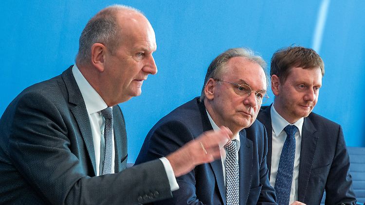 Dietmar Woidke (l.), Reiner Haseloff (M.), Michael Kretschmar (r.) und Armin Laschet sind die eingeladenen und betroffenen Ministerpräsidenten.