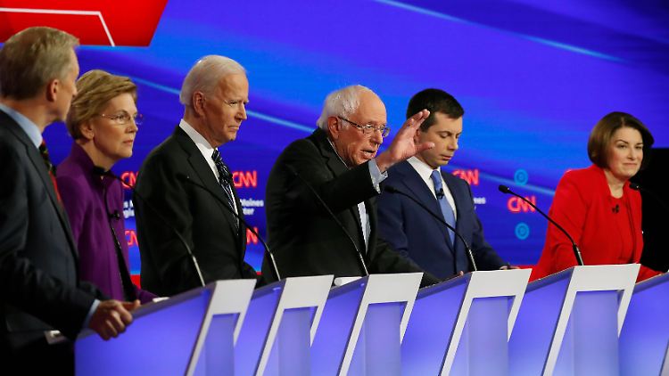 Die demokratischen Bewerber Steyer, Warren, Biden, Sanders, Buttigieg und Klobuchar (v.l.).
