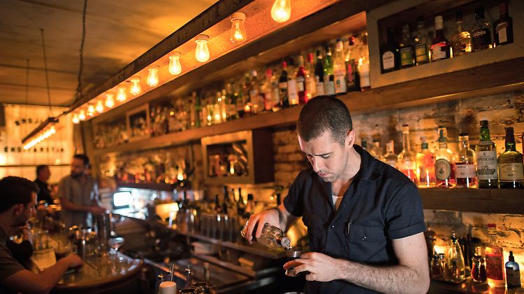 Barkeeper in der Bar "Attaboy" in New York: Es gibt Dutzende, wenn nicht Hunderte dieser "geheimen" Bars in der Stadt und ihr Revival verspricht den Besuchern eine besonders intime Atmosphäre. 