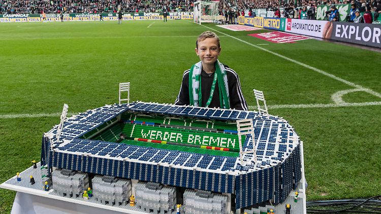 Stolz wie Bolle: Im November durfte Bryant seine Miniatur des Bremer Stadions im Original präsentieren.