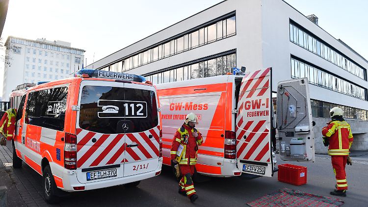 Einsatzkräfte vor dem Thüringer Landtag.