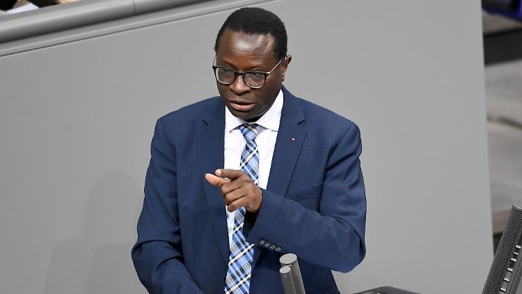 Bereits 2015 wurde die Scheibe des Büros von Karamba Diaby eingeworfen.
