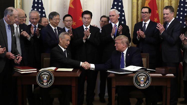 US-Präsident Trump und Chinas Chefunterhändler He unterzeichnen einen "historischen" Vertrag.