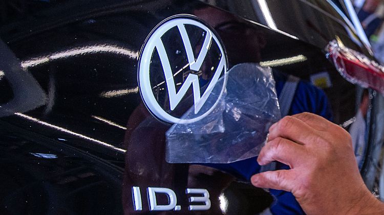Der Strukturwandel in der Automobilindustrie wird zu Kurzarbeit führen, aber keinen Job-Kahlschlag auslösen, meint ntv-Autoexperte Becker.