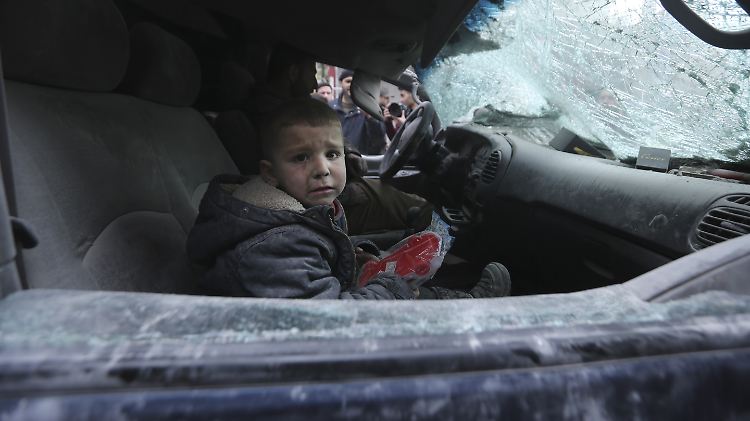 Ein Junge sitzt nach den Angriffen durch die Regierung weinend in einem Auto.