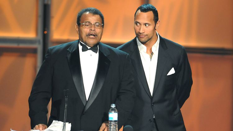 Dwayne Johnson (r.) zusammen mit seinem Vater bei einer Preisverleihung.