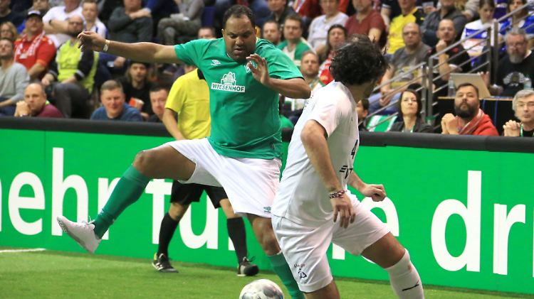 Am vergangenen Wochenende spielte er noch Hallen-Fußball gegen andere ehemalige Profis in Berlin - demnächst tanzt Ailton.