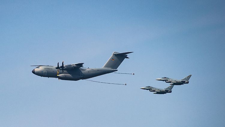 Zwei Eurofighter und ein Transportflugzeug vom Typ Airbus A400M.