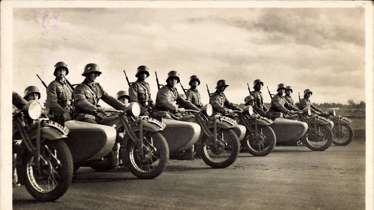 In einem der Wehrmacht nachempfundenen Motorrad-Beiwagen fuhr der Verkleidete auf dem Treffen umher.