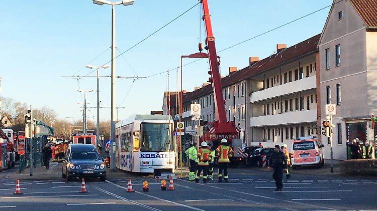 Um das Kind zu bergen, musste ein Kran die Tram anheben.