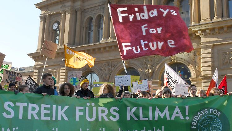 Fridays-for-Future-Aktivisten am Mainzer Hauptbahnhof - das Bild entstand im Februar 2019.
