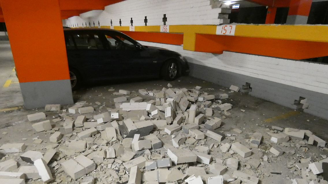 Oben rechts ist die durchbrochene Mauer zu sehen.