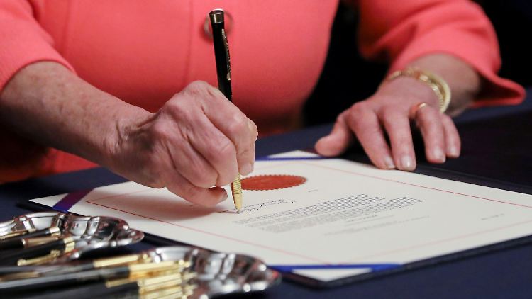 Nancy Pelosi unterschrieb die beiden Anklagepunkte gegen US-Präsident Donald Trump.