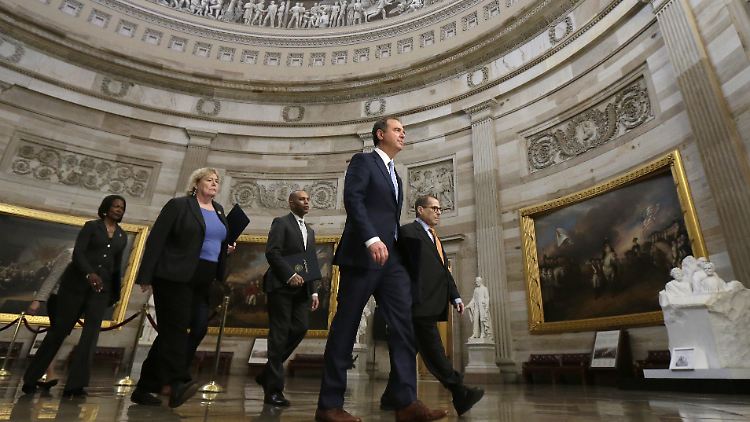 Adam Schiff (vorne links) und andere Impeachment-Manager gehen zur Kammer des Senats.
