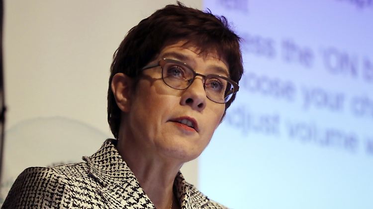 Annegret Kramp-Karrenbauer plädiert für eine "privilegierte Partnerschaft" zwischen der EU und Großbritannien nach dem Brexit, was das Thema Rüstung betrifft.