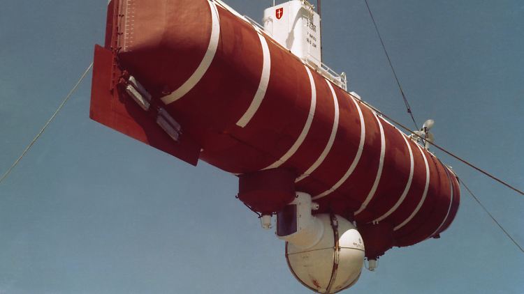 Tiefsee-U-Boot "Trieste" mal in der Höhe: Damit stießen Jacques Piccard und Don Walsh im Januar 1960 in bis dahin unerreichte Tiefen vor.