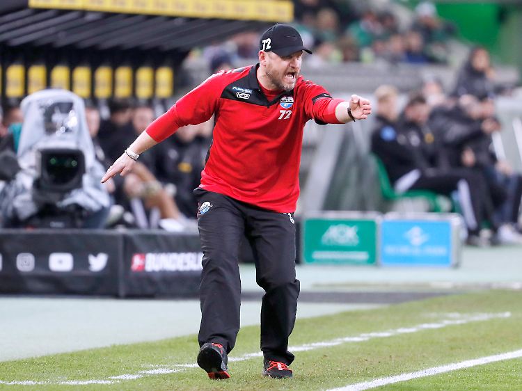 Geht seinem Team "auf den Sack": Paderborn-Trainer Baumgart (deutlich außerhalb der Coaching-Zone).