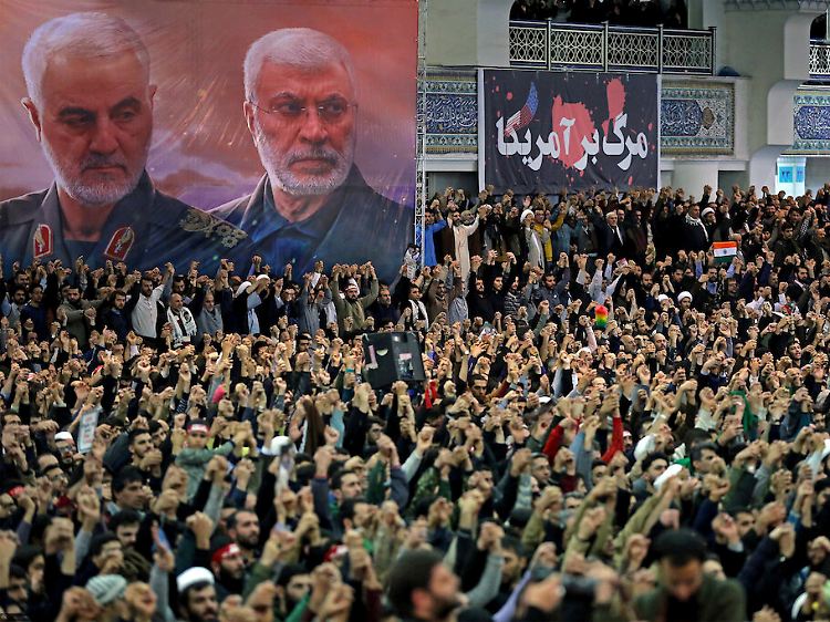 Plakate in übermenschlicher Größe: Porträts der von einer US-Drohne getöteten Militärkommandeure wachen über das Freitagsgebet in Teheran.