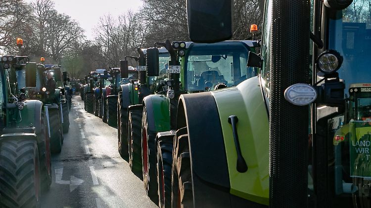 Wie hier in Hannover blockierten Traktoren überall in Deutschland die Straßen.