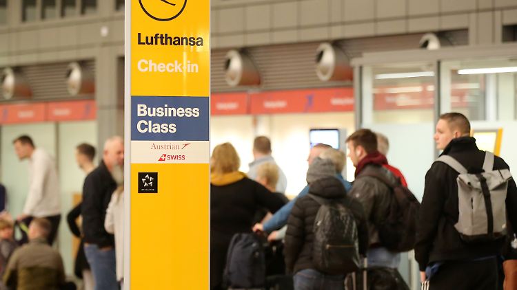 Kunden der Lufthansa könnten bald wieder von Flugausfällen betroffen sein.