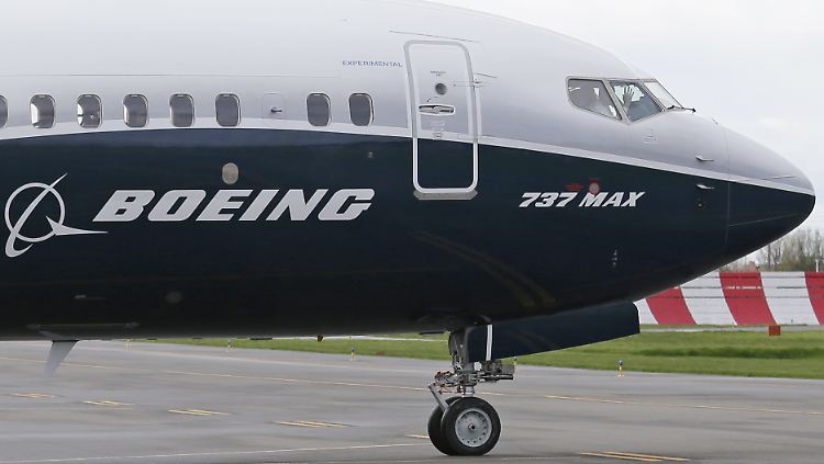 Nach neu bekannt geworden Problemen mit der 737 Max stürzte die Boeing-Aktie leicht ab.