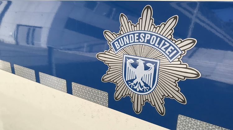 Die Frau wurde am Flughafen von der Bundespolizei erwartet.