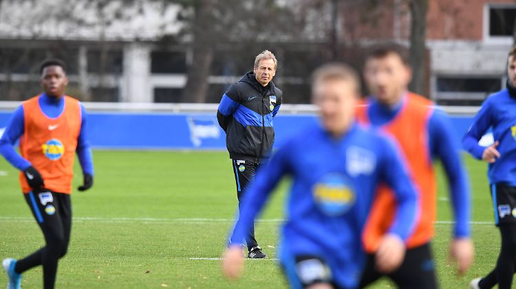 Nicht nur im Training darf Jürgen Klinsmann an der Seitenlinie stehen, sondern auch im Spiel gegen den FC Bayern.