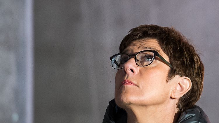 CDU-Chefin Kramp-Karrenbauer freut sich über Merz' "Bereitschaft".