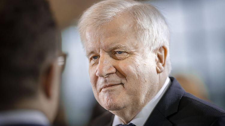 "Dieses Thema betrifft alle Demokraten", sagt Horst Seehofer.