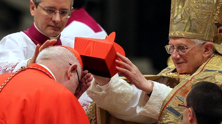 Die Verstrickung soll von Kardinal Marx (l., hier bei seiner Erhebung 2010) bis zu Ex-Papst Benedikt (r.) reichen.