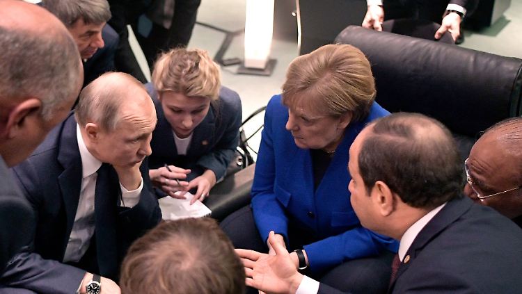 Gipfelgespräche im engen Kreis: Merkel, Putin und andere Teilnehmer in Berlin.