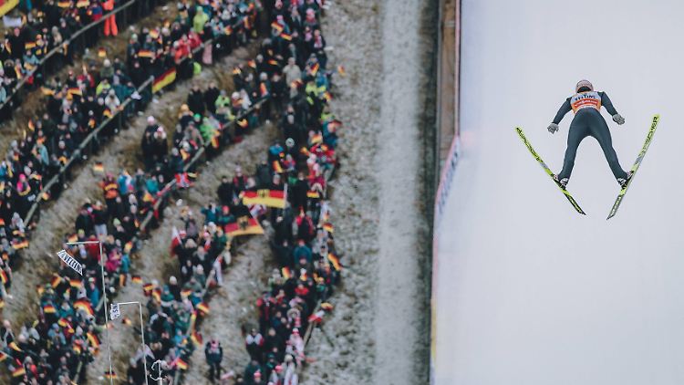 Die Plätze fünf und zwölf sind nicht das, was Karl Geiger kann - trotzdem behauptete der 26-Jährige die Führung im Skisprung-Weltcup.