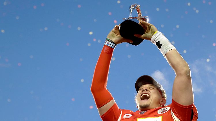 Patrick Mahomes jubelt mit der Lamar Hunt Trophäe.