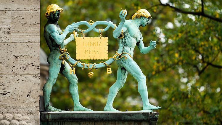 Der goldene Leibnizkeks hängt am Stammsitz der Firma Bahlsen in Hannover.