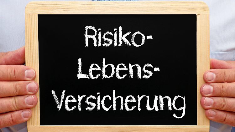 Wer eine Risikolebensversicherung abschließt, will seine Familie im Todesfall absichern. Dafür genügt ein preiswerter Vertrag. 