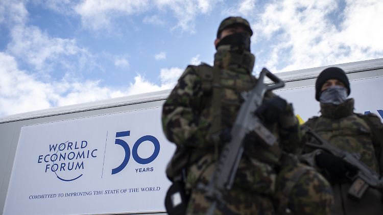 Soldaten der Schweizer Armee sichern in Davos den Tagungsort des Weltwirtschaftsformus.