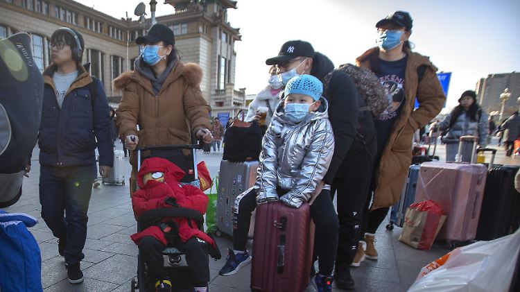 Die Machthaber in Peking halten die neue Lungenkrankheit von den Titelseiten der Zeitungen fern, die Menschen schützen sich trotzdem.