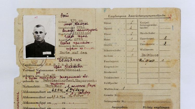 Auf diesem Ausweis ist Demjanjuk zu sehen. Ob er auch auf den aufgetauchten Fotos abgebildet ist, bleibt fraglich.