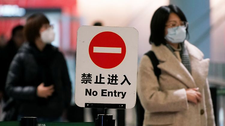 Lungenseuche in China: Reisende am Flughafen von Schanghai tragen Mundschutz. 