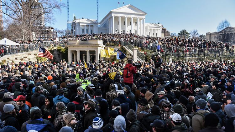 In der US-Stadt Richmond versammeln sich tausende Demonstranten vor dem Virginia Kapitol-Gebäude.