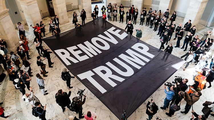 "Entfernt Trump" - diese Aufforderung von Demonstranten, geäußert vor einigen Tagen in einem Verwaltungsgebäude des US-Senats, werden die Politiker wohl nicht nachkommen.
