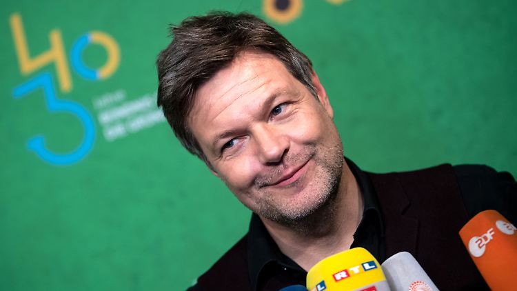 "Politiker müssen zeigen, dass sie auch für sich selbst Dinge ändern": Grünen-Chef Habeck stellt in Sachen Wahlrechtsreform SPD und Union ein Armutszeugnis aus.