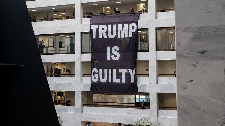 "Trump ist schuldig" - Demonstranten hängten vergangene Woche in einem Verwaltungsgebäude des US-Senats dieses Banner auf.